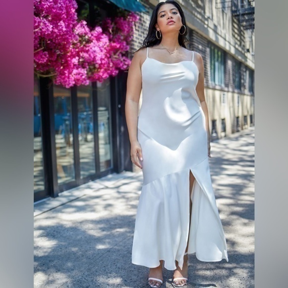 ELOQUII Maxi Slip satin likeDress in a off white color